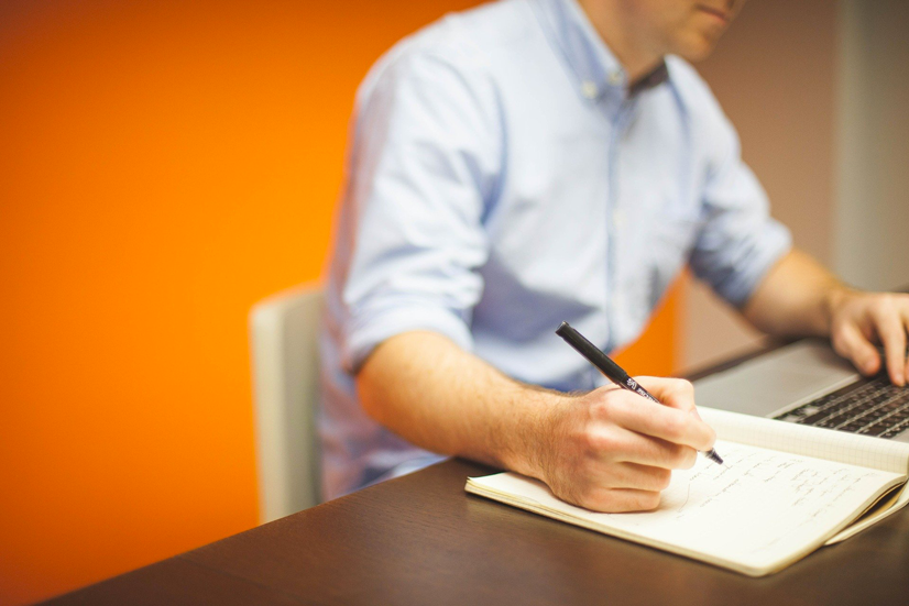 Un homme utilisant une to-do list au télétravail